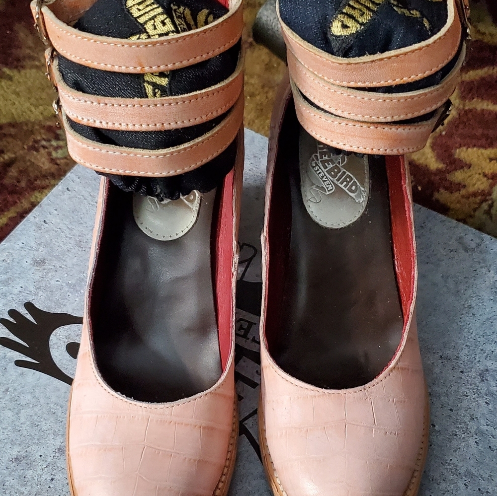 FREEBIRD (Randi) Size 9 Pink Croco with beige heel.